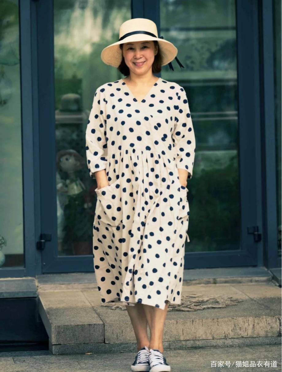 黑色|优雅与年龄无关,这位65岁的博主用“4件裙装”玩转时髦,太会穿