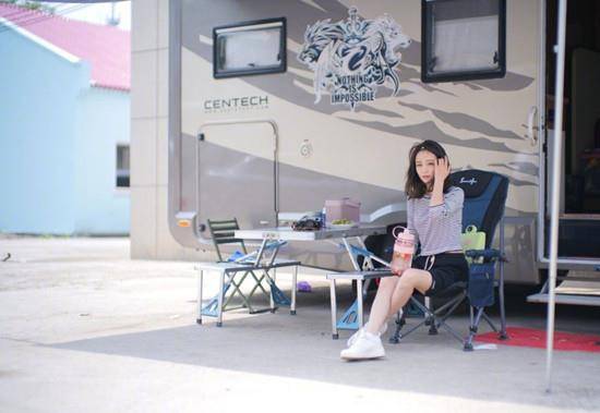 短裙|佟丽娅逛游乐园，穿无袖背心配短裙快瘦成麻杆，腿还没助理胳膊粗