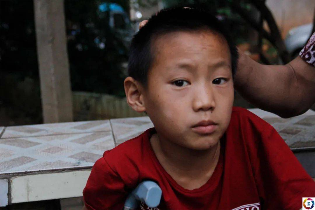 耳聋|男童骨折后不敢说导致残疾，妈妈离去，耳聋爸爸携其求医4年