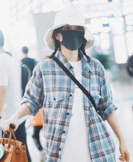 样子|吴昕“全副武装”走机场，穿格衫扎麻花辫扮嫩，36岁养生少女出现