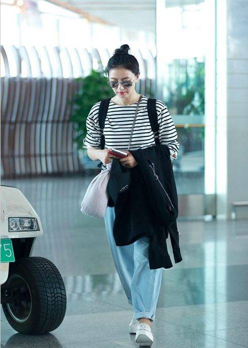 显得|偶遇高圆圆夫妇逛街，穿一身工装身材五五分，胯宽臀型好大！