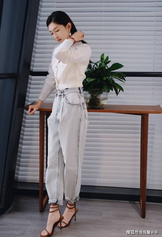 设计|跟着江疏影学穿针织衫，“黑白”撞色设计新潮时尚，配马丁靴好酷