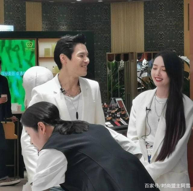 廓形|郭碧婷最新近照曝光，穿西装配长靴很时髦，但看着“臃肿”了不少
