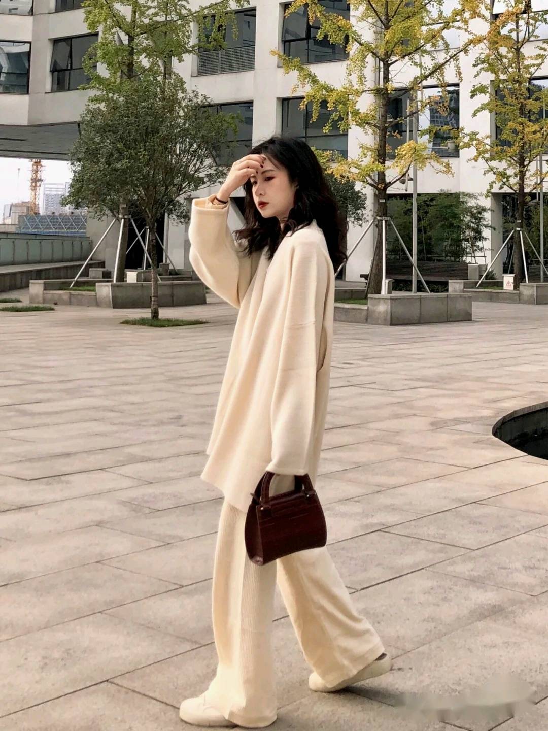 棕色|今秋火了一种风格，叫“温柔风”穿搭，时髦气质，充满高级感