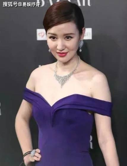 钢琴|颖儿气质惊艳美极了，38岁张萌够自信，穿“无痕裙”秀S曲线！