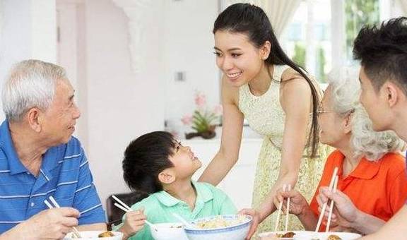 表妹|孩子不吃饭都是惯出来的？不妨试试这三个条件，帮孩子改掉坏习惯