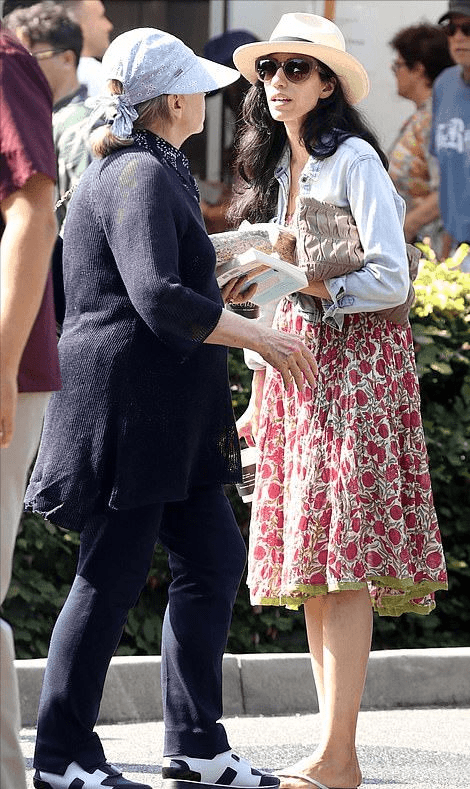 原创希拉里罕见公开露面,3助理保镖跟随伺候显阵仗,脸上老年斑抢镜