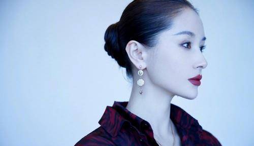 女生|王子文恋爱后状态太赞，酒红色暗纹长裙都HOLD得住，气质冷峻动人