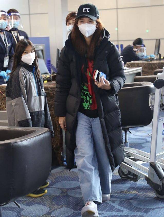 黑色|蔡少芬带女儿走机场，穿黑色长款羽绒服保暖舒适，随性简约好低调