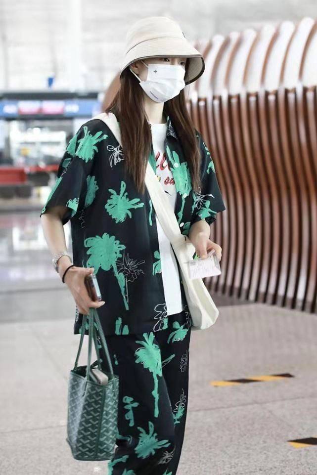 颜色|沈梦辰30多还像小姑娘，一身花睡衣走机场照样青春靓丽，好洋气