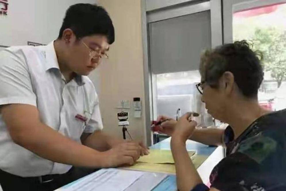 因为|青岛小伙任光超:靠喝酒赢得5辆车、15万奖金,还娶到记者做老婆?