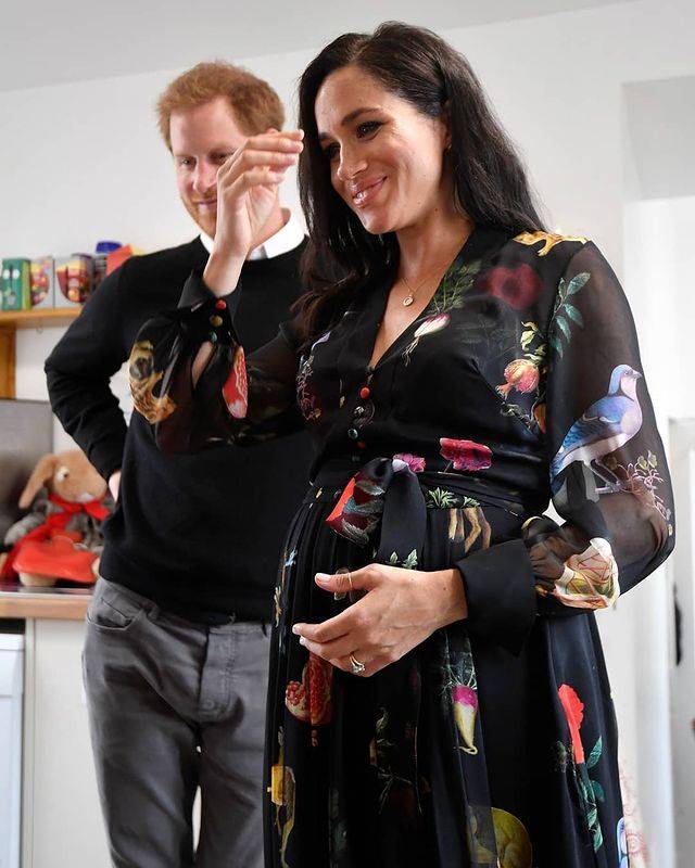 设计|梅根的黑色系穿搭：穿西装干练利落，比不上莱后有贵族气质