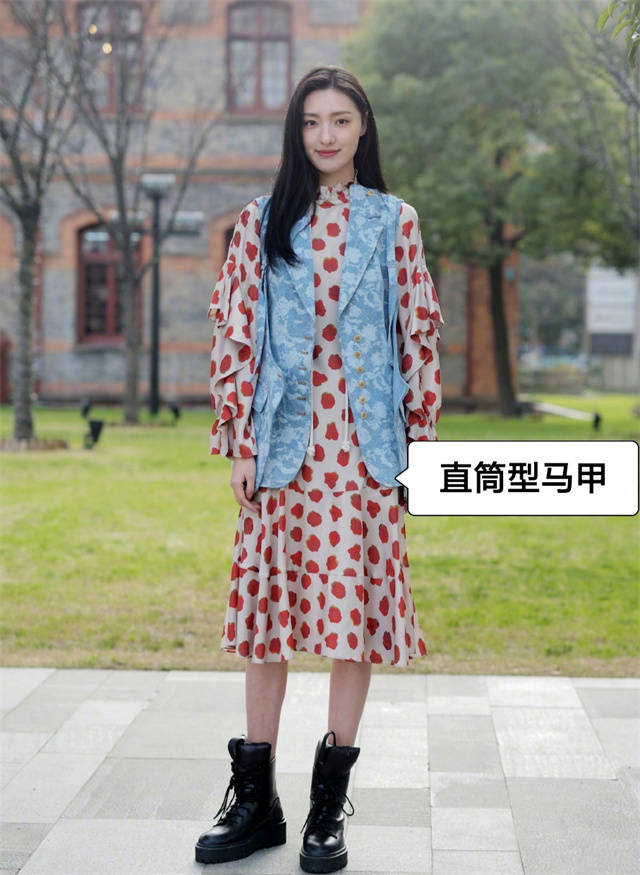 脖子|立秋后火了一种穿法，叫“马甲+连衣裙”，优雅时髦不说还显气质