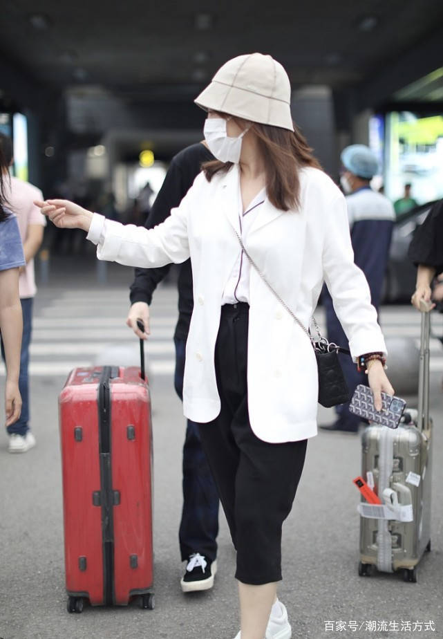 黑色|薛佳凝这一身装扮好高级,白色西装搭黑色裤子,气质都变了!