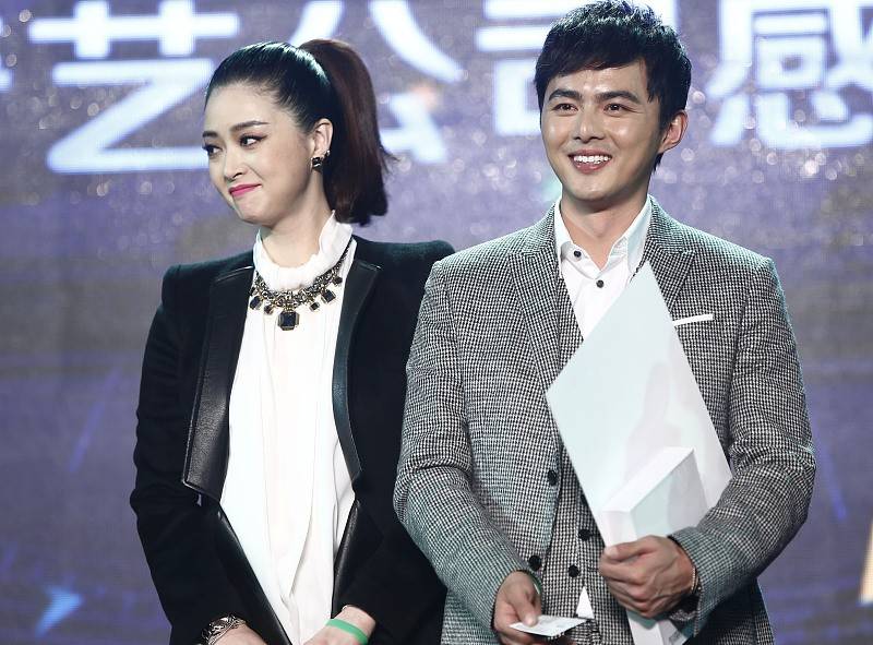 服装|金晨气势也很强，就算和蒋欣站一起，气场也不输，红色裙子挺高级