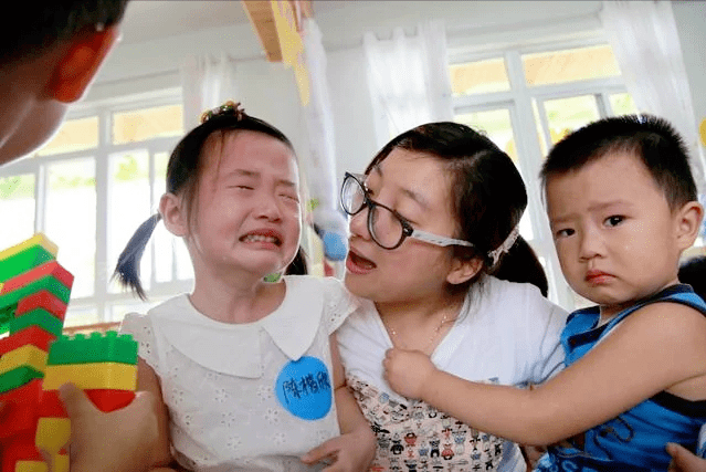 三个阶段|宝宝入园第二天，分离焦虑即将进入爆发状态，家长该何去何从？