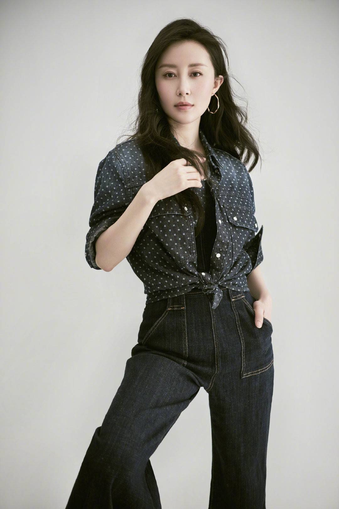 年代|舒畅长相好高级，一身牛仔装有点复古气质，好似90年代港风美人