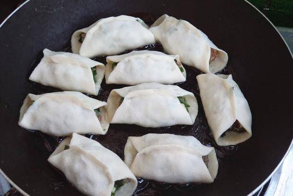 人体|1块猪肉,1把韭菜,制成懒人早餐,酥脆鲜香,一口一个真过瘾