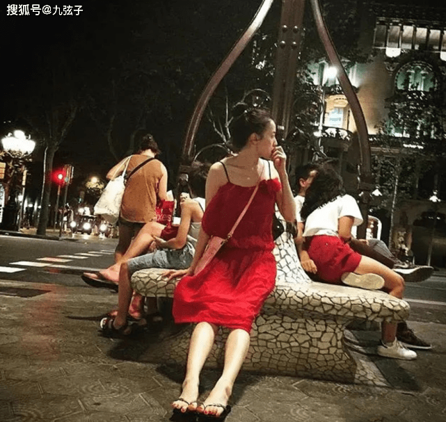 父母|插足名导婚姻，以“洗头妹”一跃封后，戏红人不红小宋佳