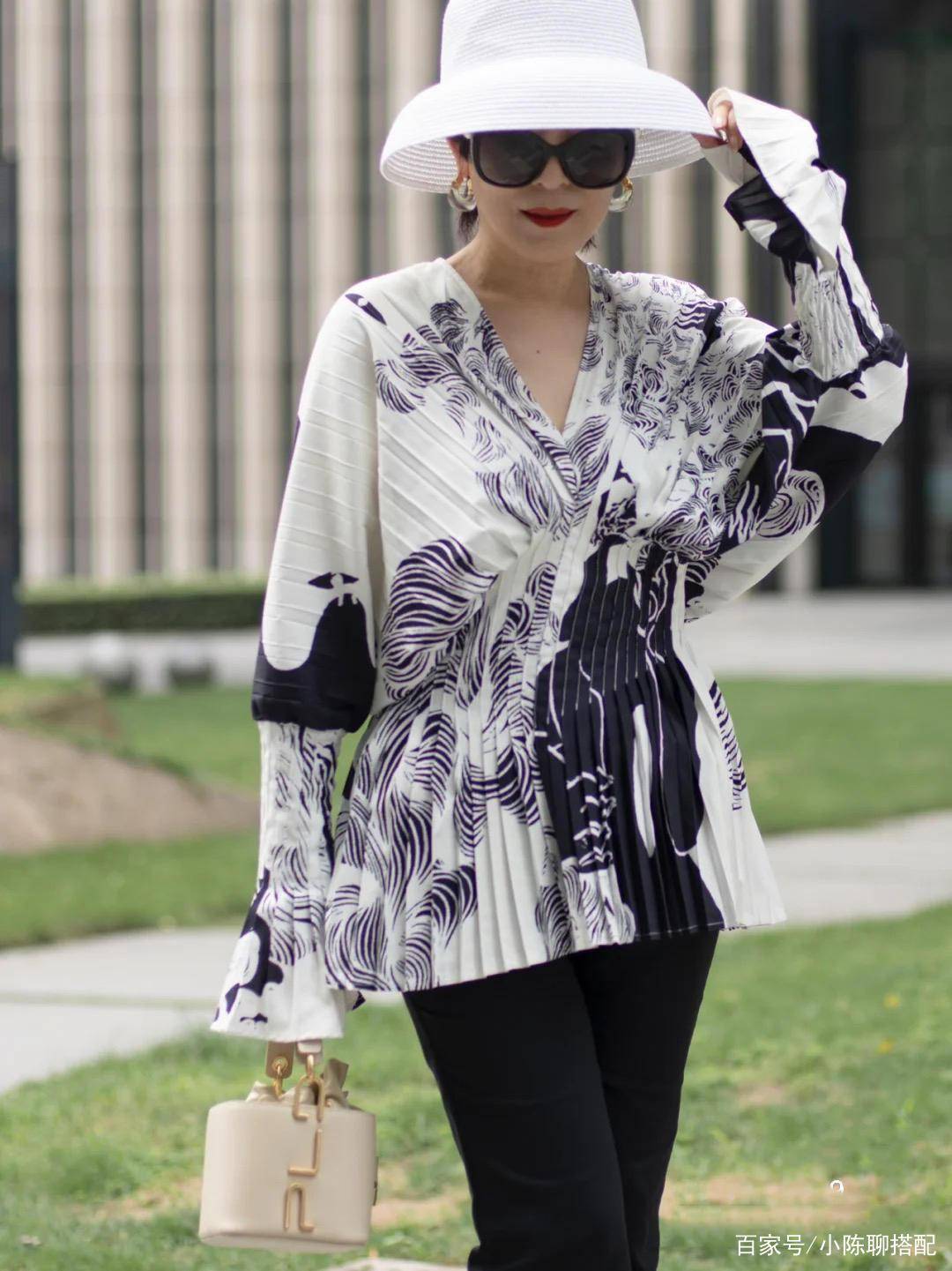 下装|懂穿的女人不显老！百用不厌的“焦点穿搭”，学会才更优雅气质