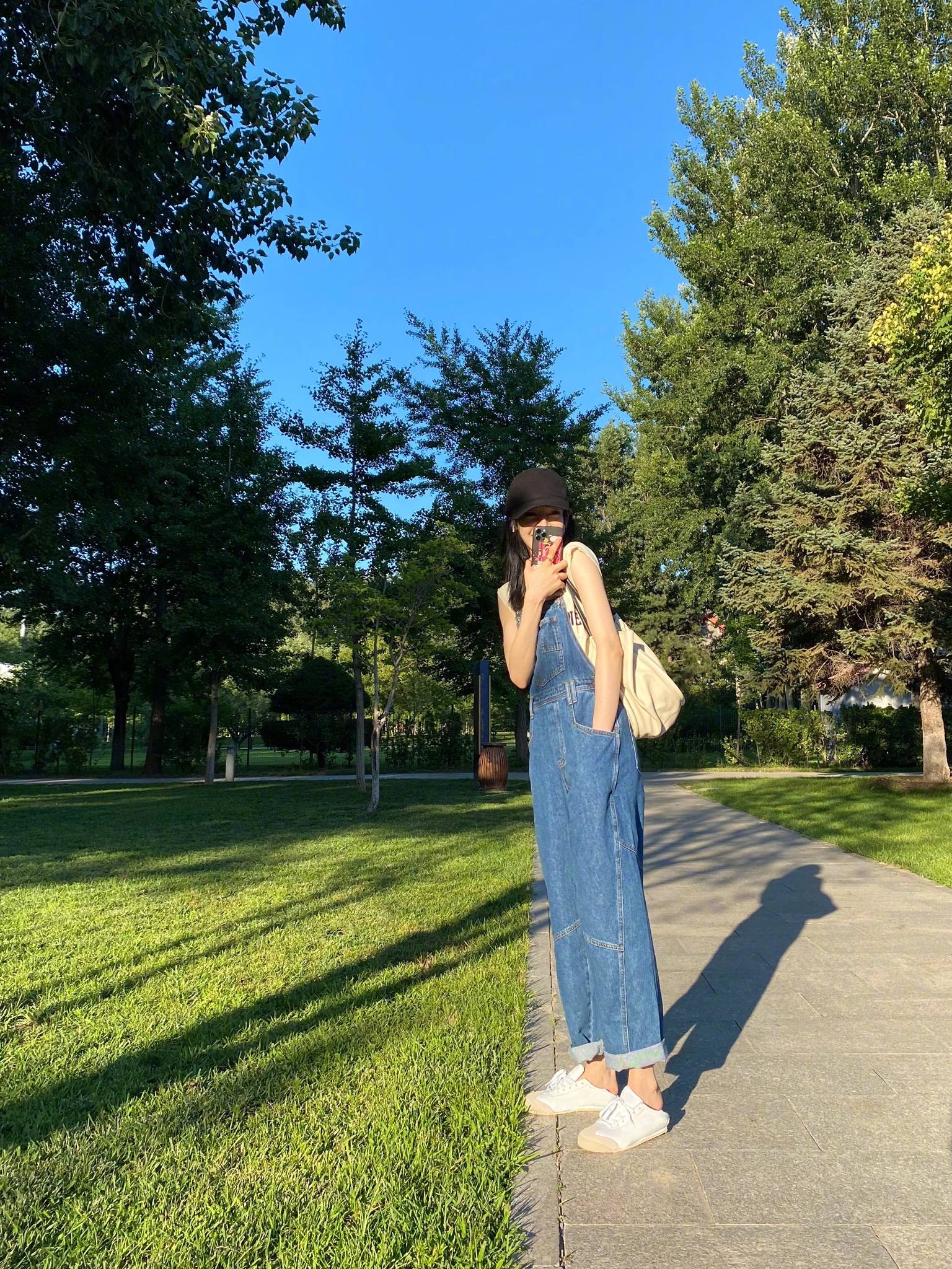 夏天|迪丽热巴最新私服分享，抓住夏天的尾巴，阳光下的明媚笑容～