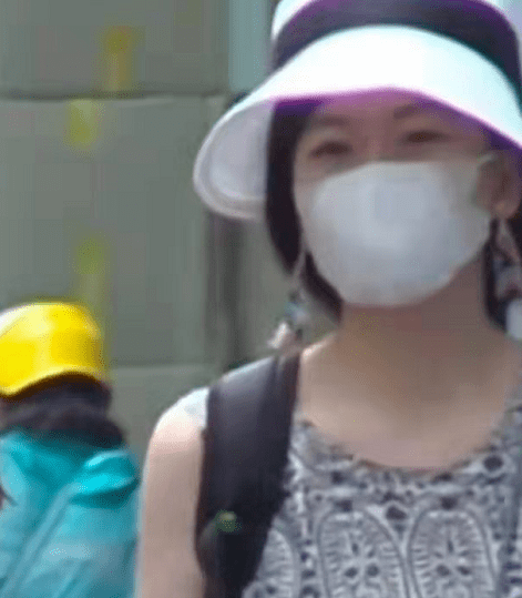 贵妇|韩寒一家三口亮相!娇妻贵妇穿搭超有范,女儿罕见露正脸美貌吸睛