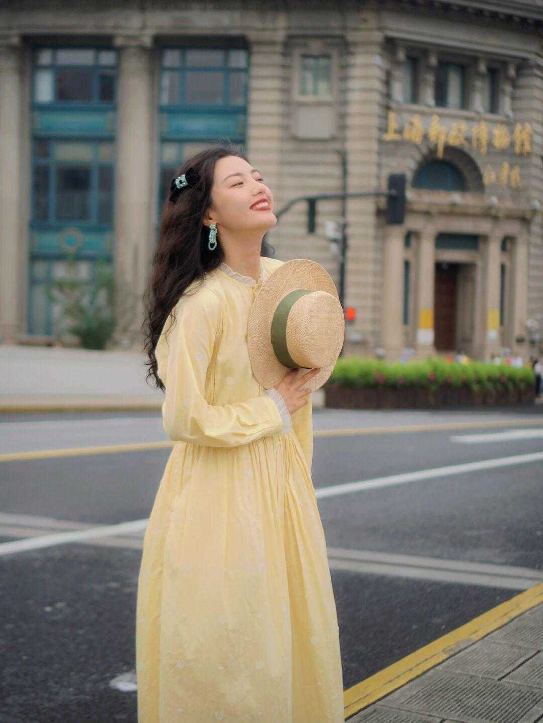 身材|“腿胖”的女生可以尝试这样穿，衬衫搭配半身裙，修身又洋气