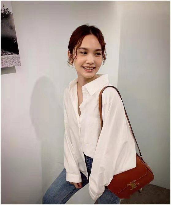 杨丞琳|杨丞琳快40岁了，穿衬衫配牛仔裤却很有年轻感，出道20年几乎没变