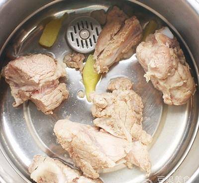 天气|#花10分钟,做一道菜!#玉米海带筒骨汤