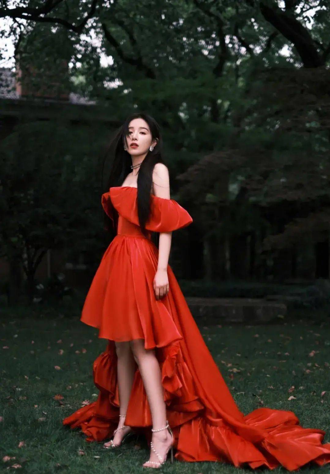 阚清子|阚清子风格大变,穿大红色连衣裙眼神高冷,黑长直造型太惊艳