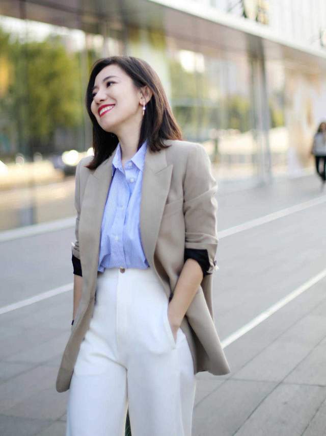 感觉|“西装外套+牛仔裤”这样穿，内搭衬衫简约又洋气，很适合小个子