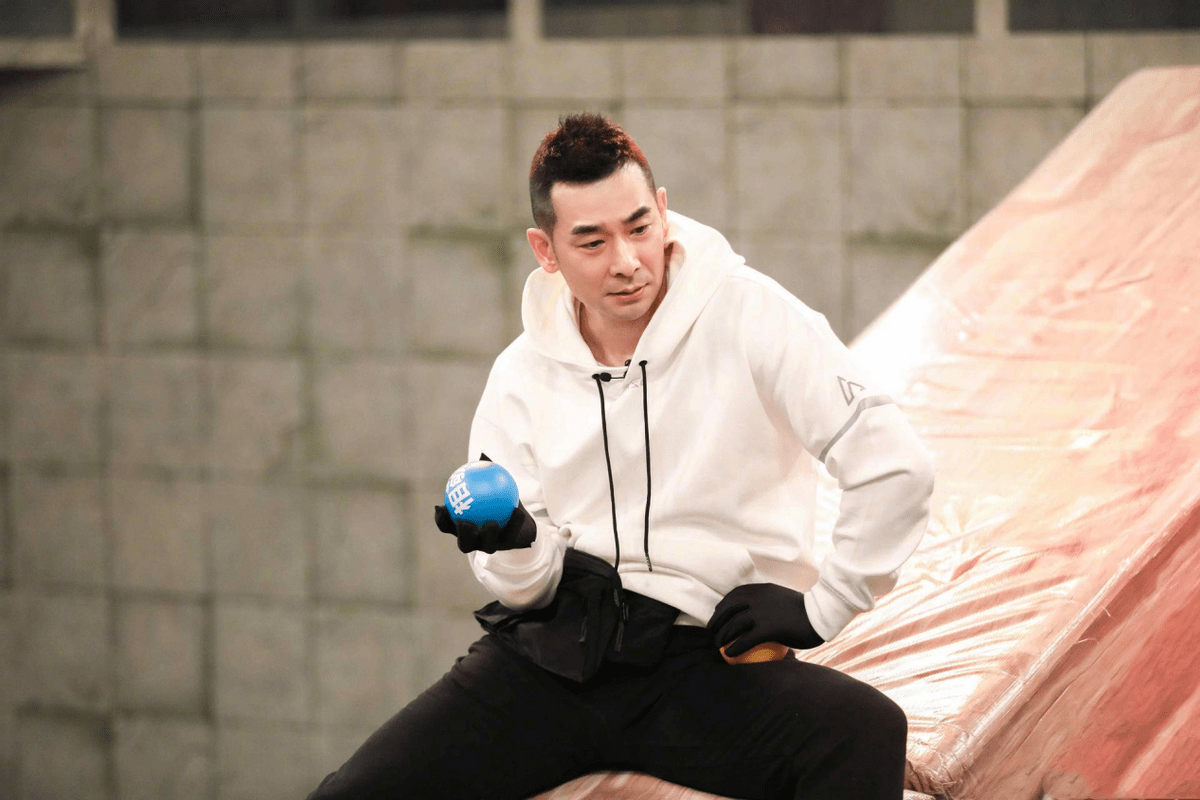 黑色|“功夫明星”赵文卓，50岁身材还挺好，穿简约白T还挺时尚