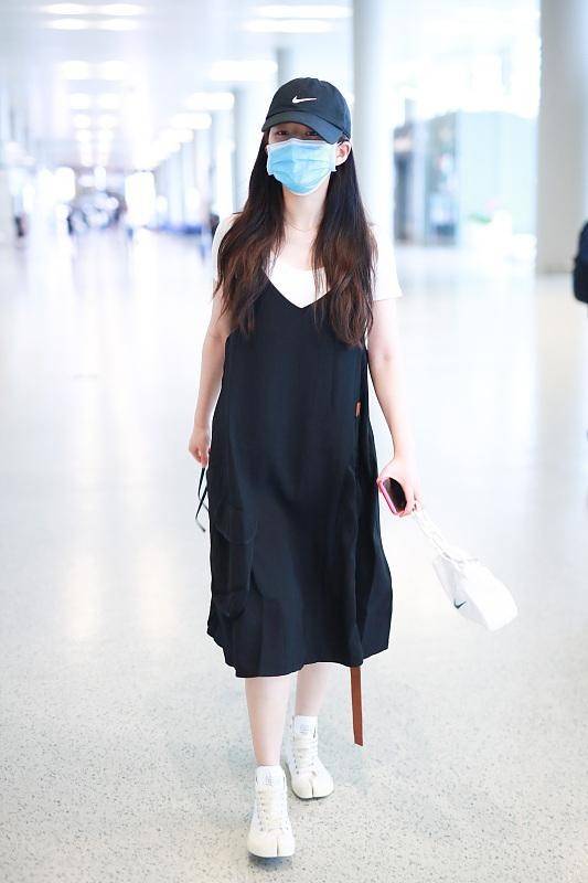 颜色|关晓彤和赵露思站在一起，两人都好可爱啊，穿的衣服也太甜了