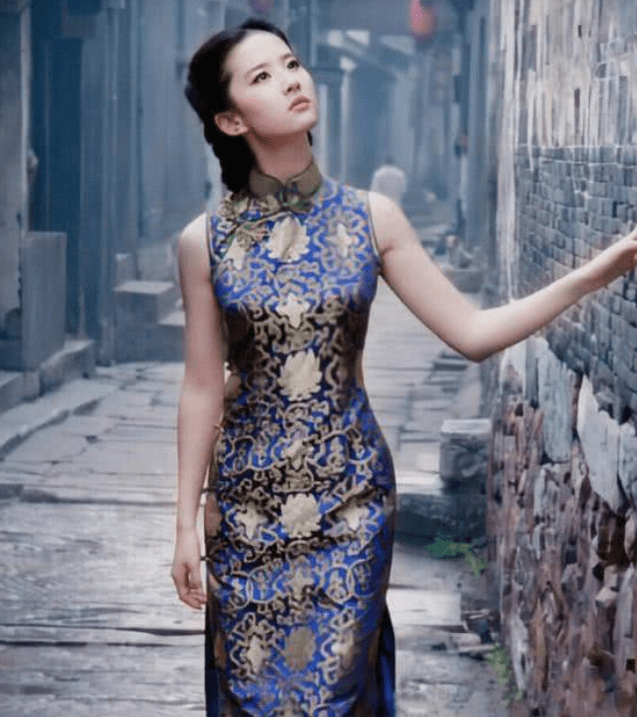 整体|赵本山女儿穿旗袍秀身材，化大浓妆太妩媚，成熟过头反而有些显老