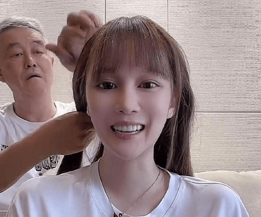 整体|赵本山女儿穿旗袍秀身材，化大浓妆太妩媚，成熟过头反而有些显老