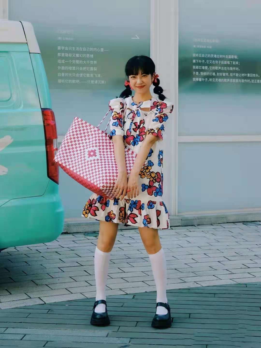 氛围|小个子女生，学会这5组“色彩搭配”，时髦又显高，赚足回头率