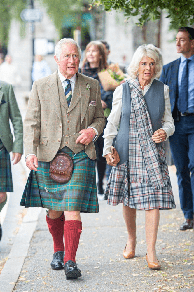 原创查尔斯卡米拉穿苏格兰裙拜访村民村民查尔斯会是好国王