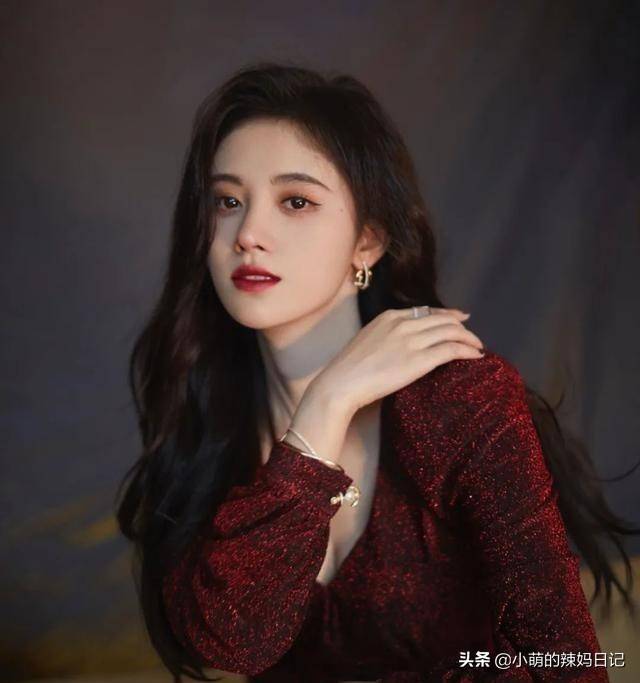 关键在于|为什么女人头发越卷越显老？关键在于这3点，跟年龄关系不大
