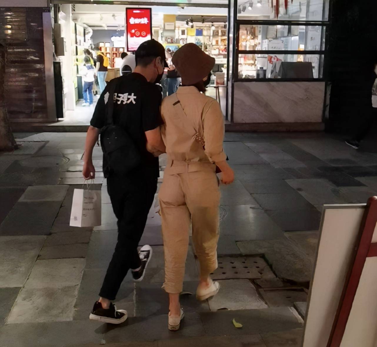 天鹅|网友晒8年前偶遇高圆圆，女神天鹅颈抢镜，气质清纯惹人注目