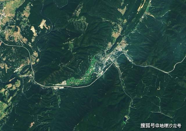 山地|从一张卫星遥感照片，来看地形对交通线路和聚落分布的影响