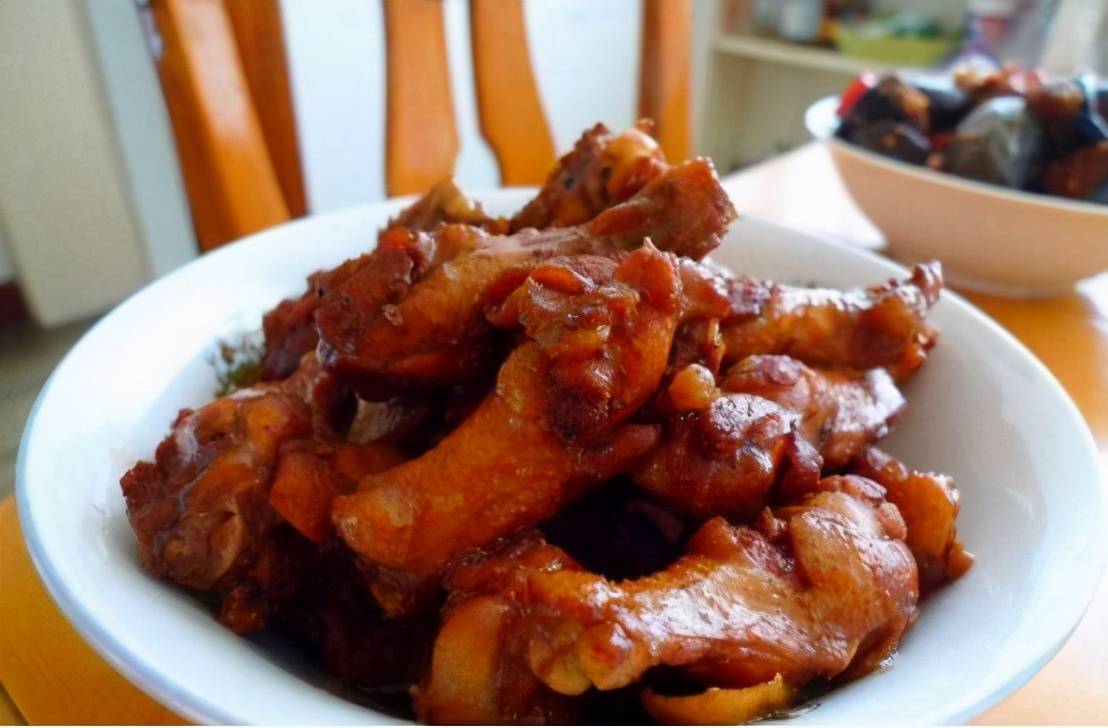 准备好材料,把鸡腿用清水洗干净,起锅焯水,水开后把鸡腿放进去过水,少