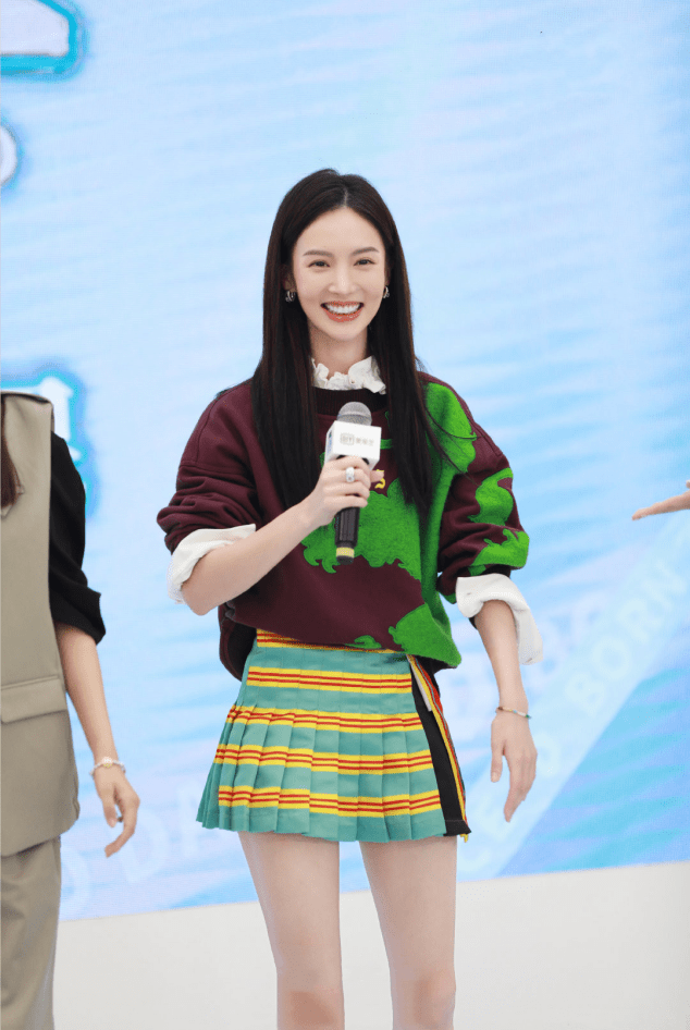 视觉|金晨穿得可真像00后，虽然这裙子看着有点短，但是真显腿长