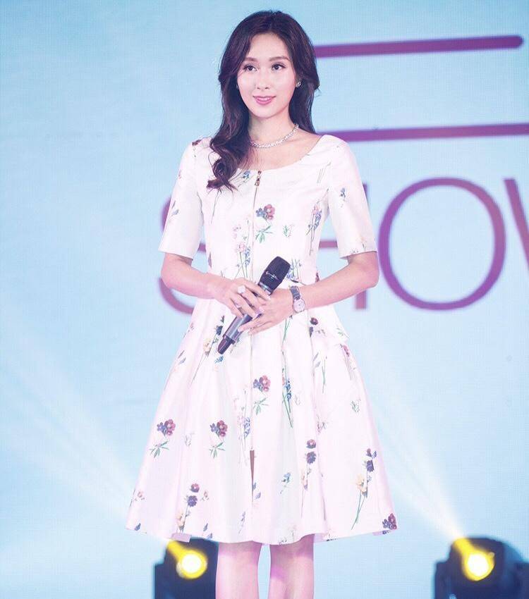 好身材|杨恭如真不像“阿姨辈”，一字肩礼服华丽高级，气场强大不输超模