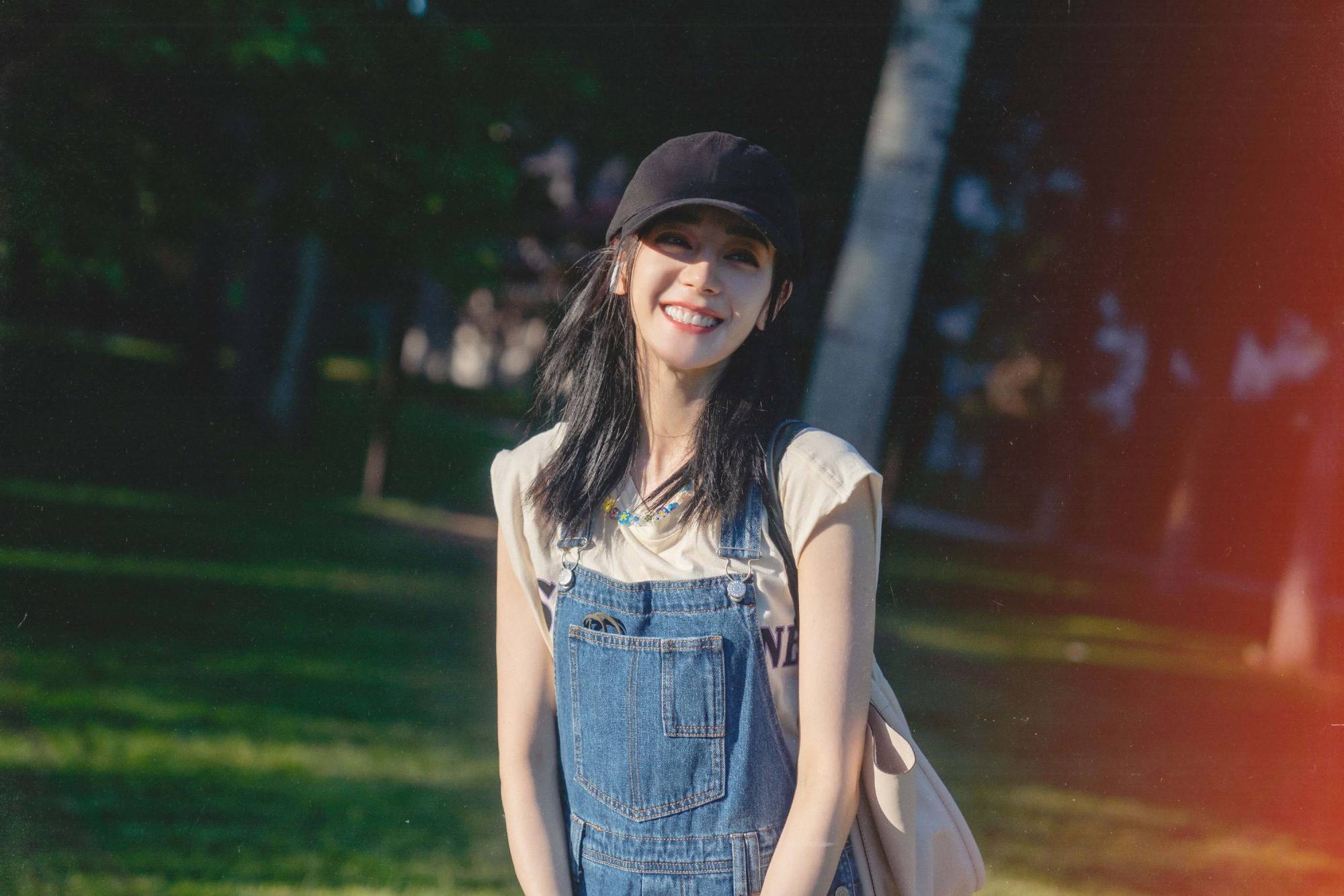 夏天|迪丽热巴最新私服分享，抓住夏天的尾巴，阳光下的明媚笑容～