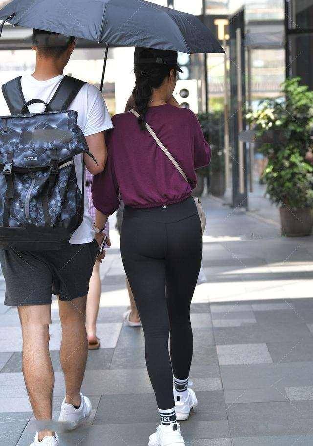整体|黑色打底裤搭配灰色上衣，会显得腰身，整体视觉效果更加好