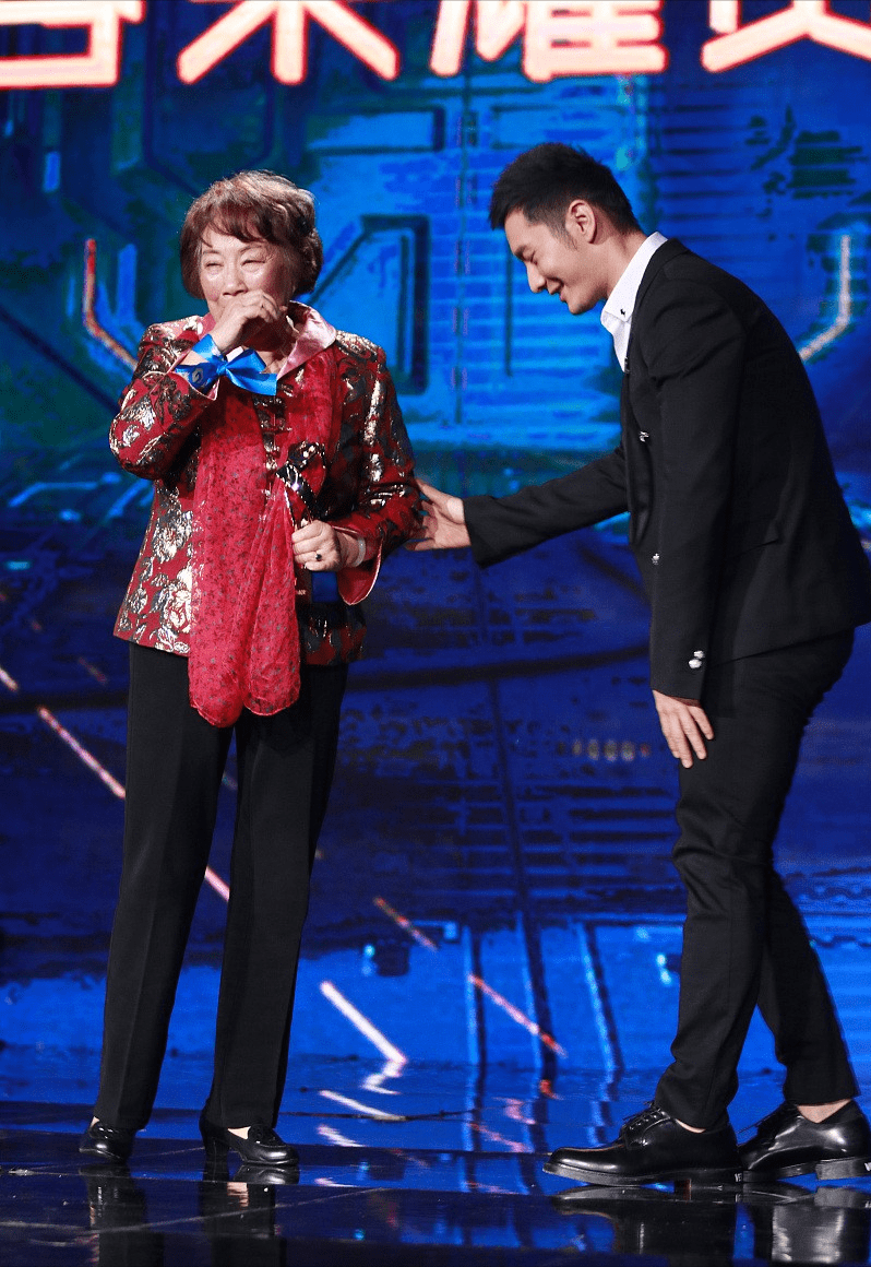 中老年|38年的祝希娟老得挺有味道，红色开衫拼接镂空袖，艺术家风范十足