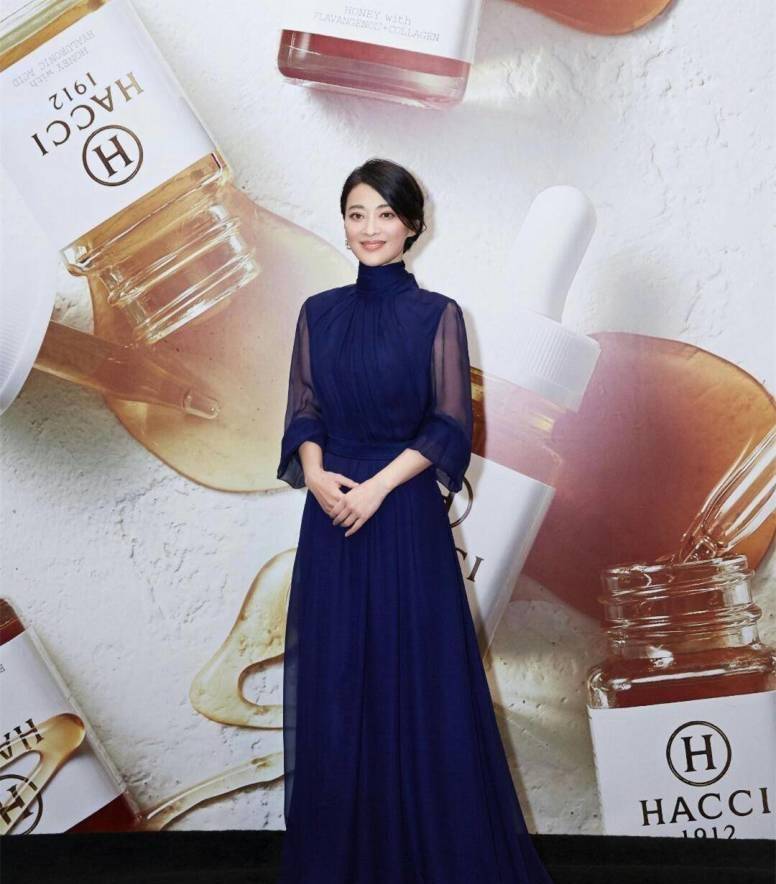 通身|梅婷越老越“耐看”，穿印花西装配阔腿裤自带高级感，气质惊艳