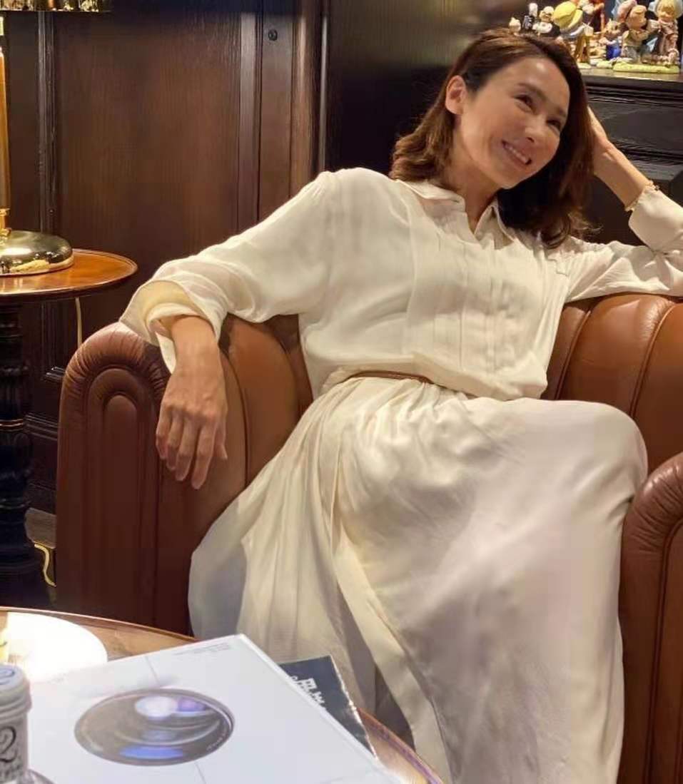 颜色|岁月从不败美人，黎姿老了也挺美，还更有女人味了