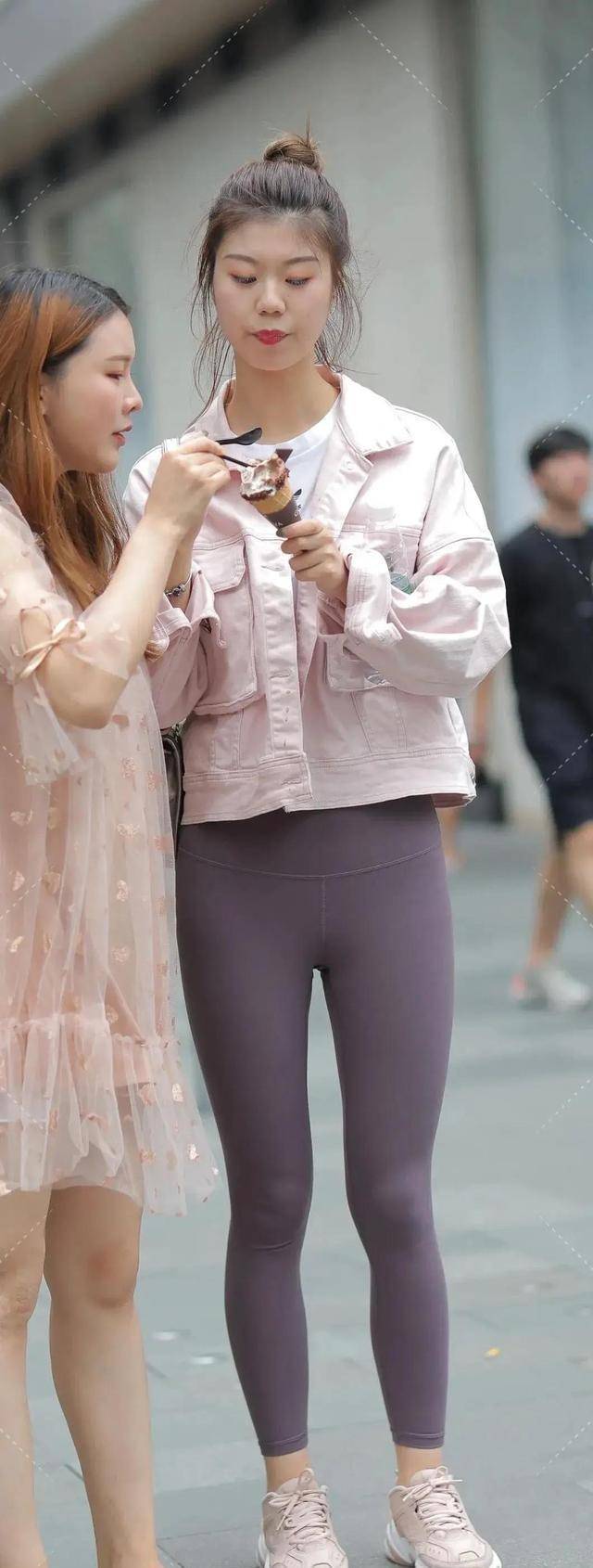 珠宝|舒服贴心的打底裤穿搭一点也不张扬，舒适又显气质，时尚大方