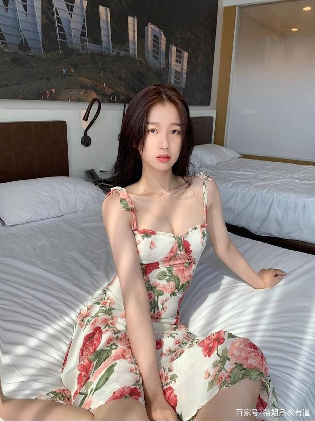 真会|虞书欣太淘气了，穿碎花裙领口还要插一朵玫瑰，真会赶时髦